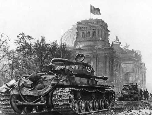 Танки ИС-2 в Берлине у Рейхстага, 1945 г.