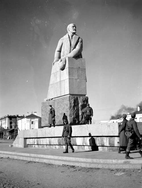 Lenin statue in occupied city