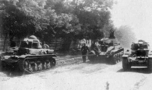 Two R-35 tanks tow a captured BT-2 in Bessarabia. 