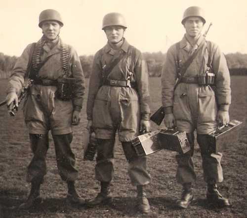 Paratrooper MG team