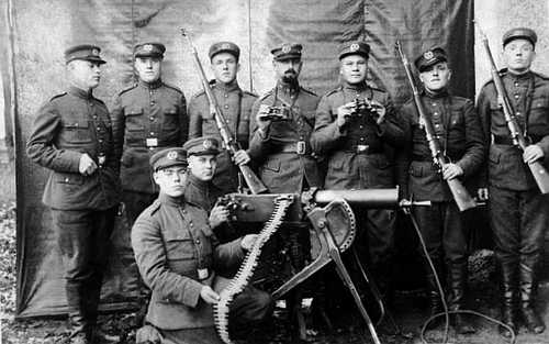 Lithuanian army machine gunners