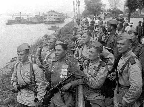 Soviet troops Manchuria