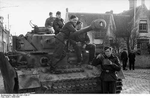 Young tank crew of 12th SS 'Hitlerjugend'