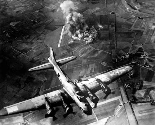 B-17 bombs Focke Wulf plant