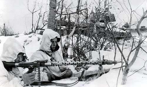 Machine gunners in the snow