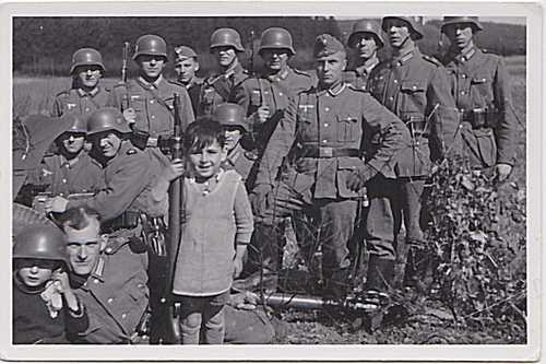 pak unit with germans posing with kids 1939