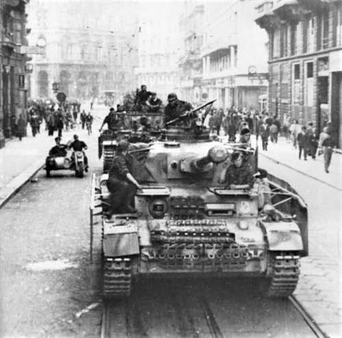 German tanks in Milan