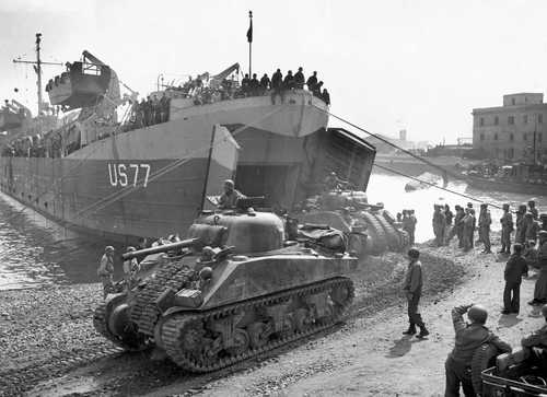 Tanks unloading in Anzio