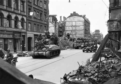 Yank tanks enter Paris