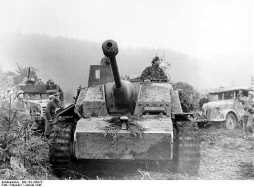Waffen SS Sturmgeschütz advancing