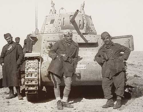 Italian tank crew in front of their M13/40