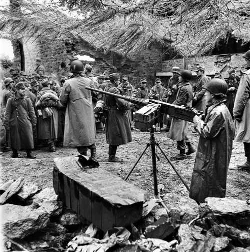 US guard with heavy machine gun