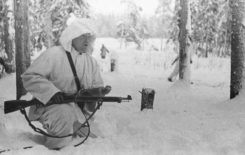Radio reporter Tiilikainen near frontlines