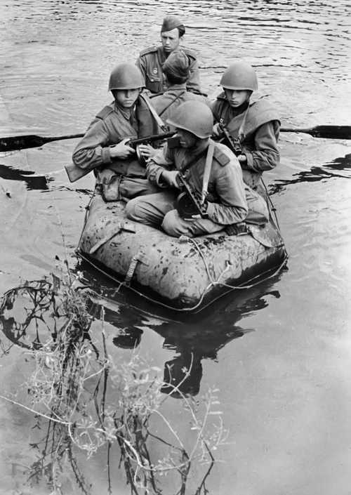 Lieutenant Vlassov's men crossing a river