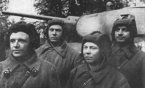 The Lieutenant D.F. Lavrinenko and his crew. T-34