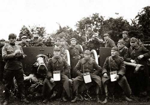 Lithuanian artilerymen wit french 75 mm gun