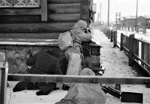 Finnish soldiers in street fight