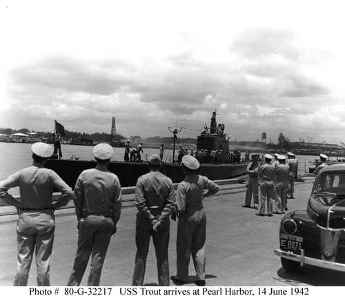 USS Trout returns with Japenese Pow's