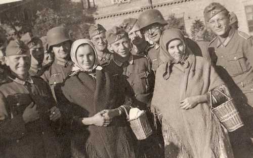 German soldiers and Croatian women