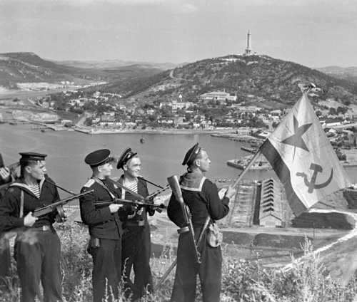 Red Navy raises the flag.