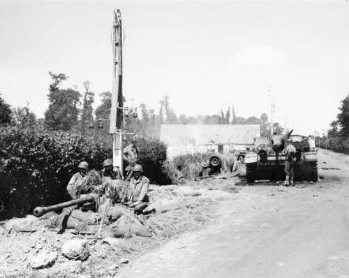 Paratroopers with an anti-tank gun
