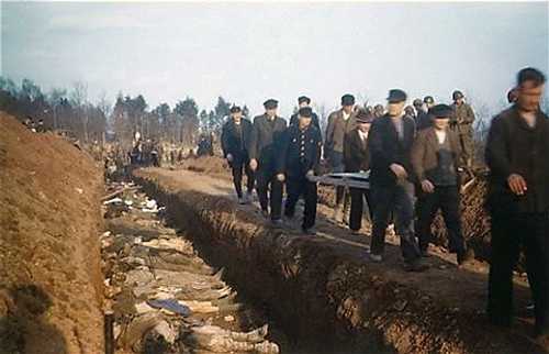 German civilians bury holocaust victims