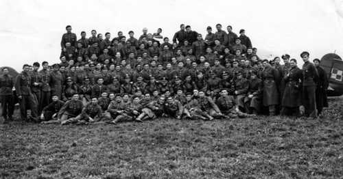 Pilots and mechanics Squadron 303