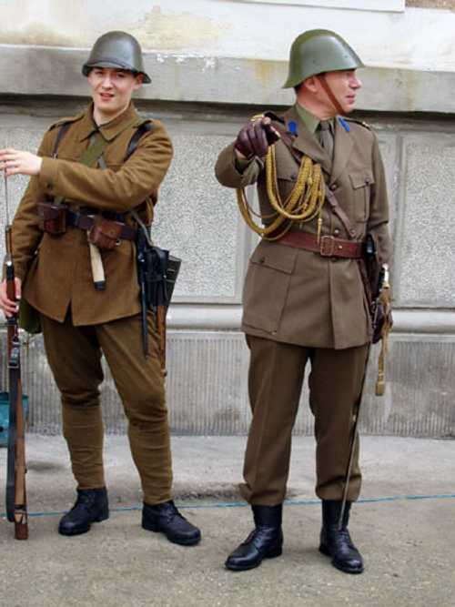 Romanian Infantryman and an officer.