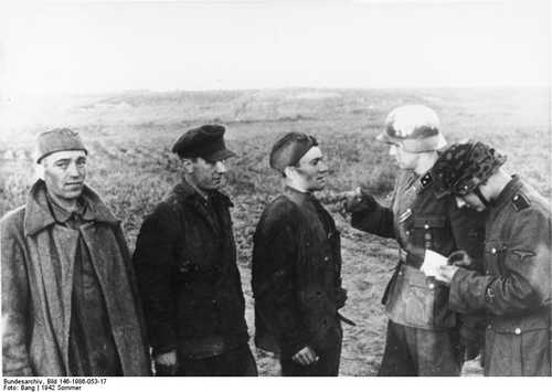 Interogating Soviet POWs