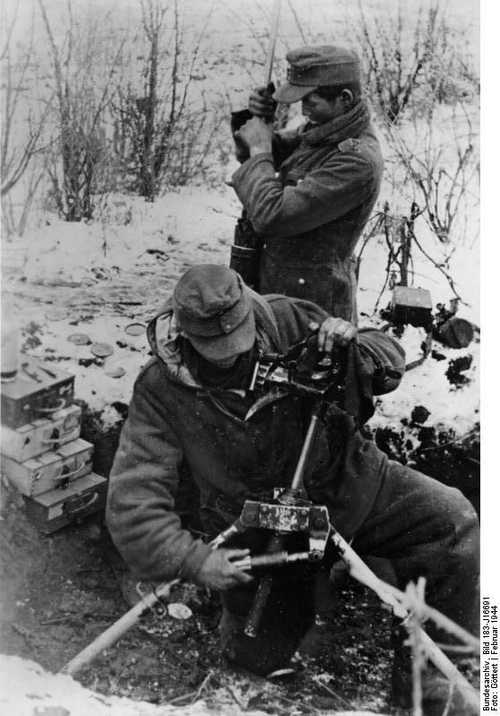 Gebirgsjaeger setting up Mortars