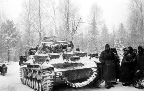 Tank and soldiers in the cold