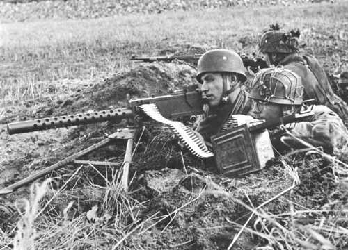 Paratroopers with machine gun
