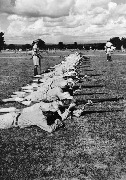 Chinese soldiers get firing instructions