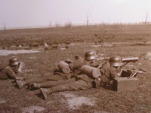 Hunagrian Machinegunners at target practice