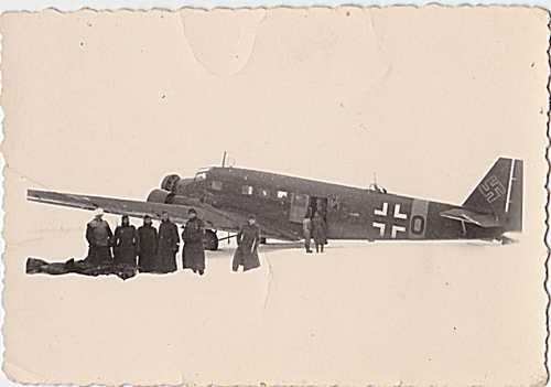 JU-52 SOLDIERS posing