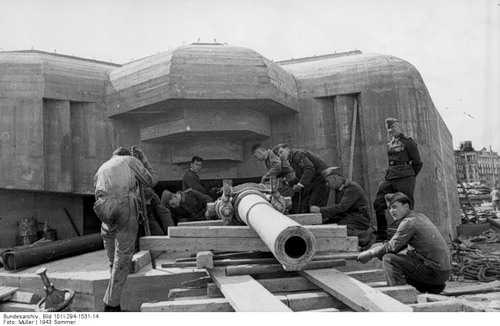 men at work on Atlantikwall