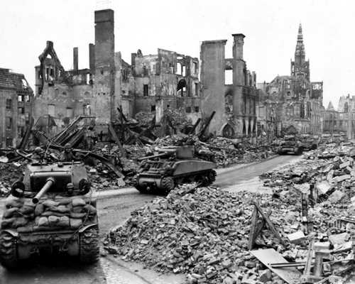 Tanks through the destroyed city