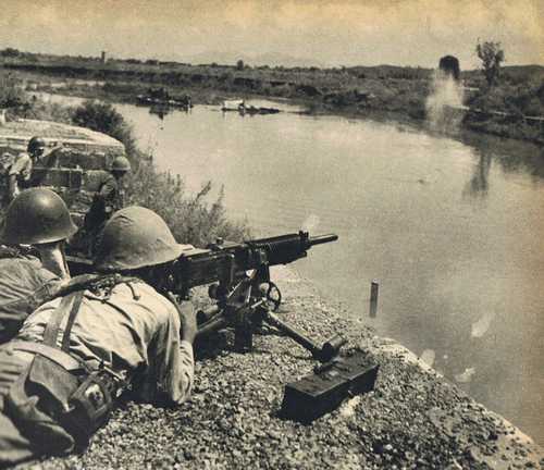 Machine gun crew.