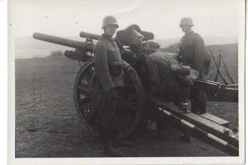 German artillery men