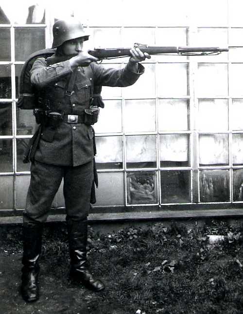 Lithuanian soldier vith Gev 98