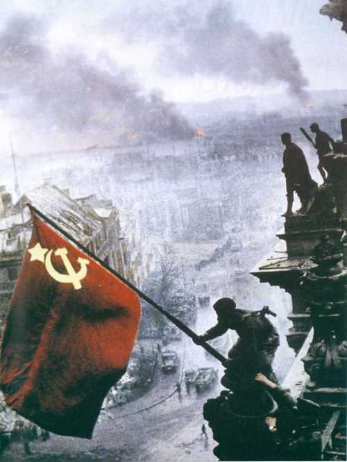 russians_raising_flag_in_berlin