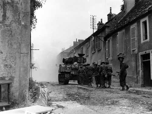 Infantry behind a Sherman