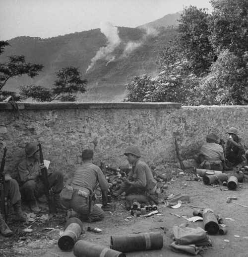 Soldiers setting up mortars