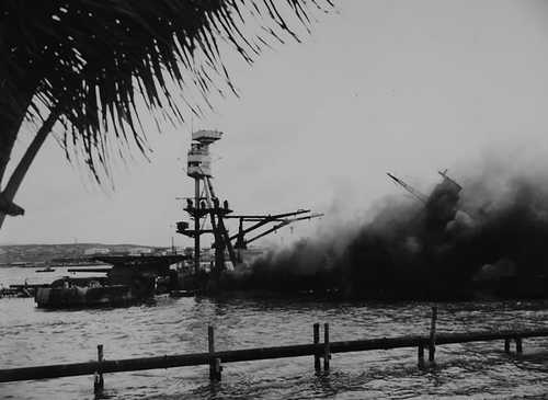  USS Arizona burning