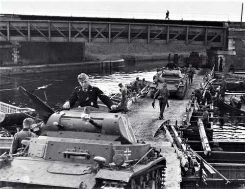 Tanks on pontoon bridge