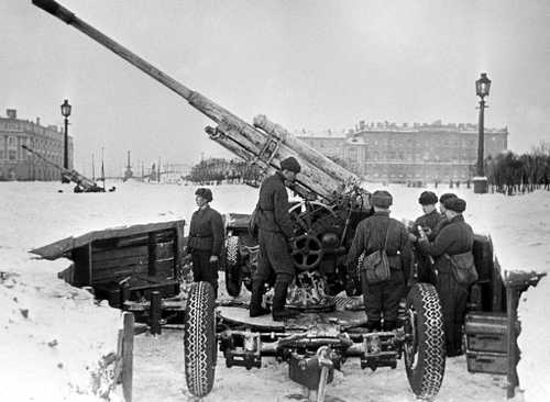 Anti-aircraft guns in Leningrad