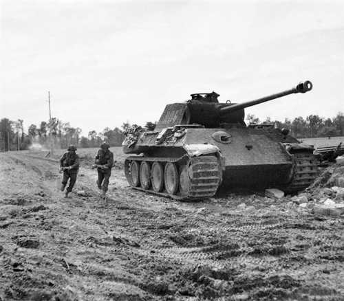 British soldiers and a disabled German tank