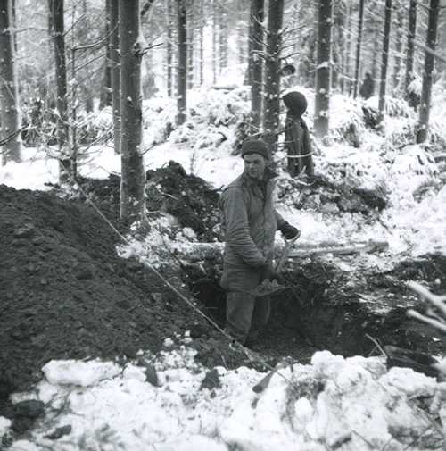 Digging a foxhole,Bulge