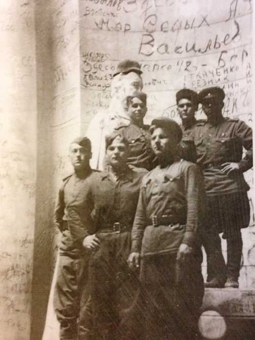 Soviet officers and soldiers in the Reichstag.