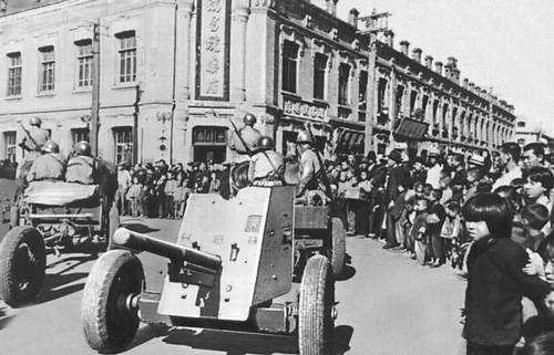 Soviet troops enter in Harbin. August 1945.